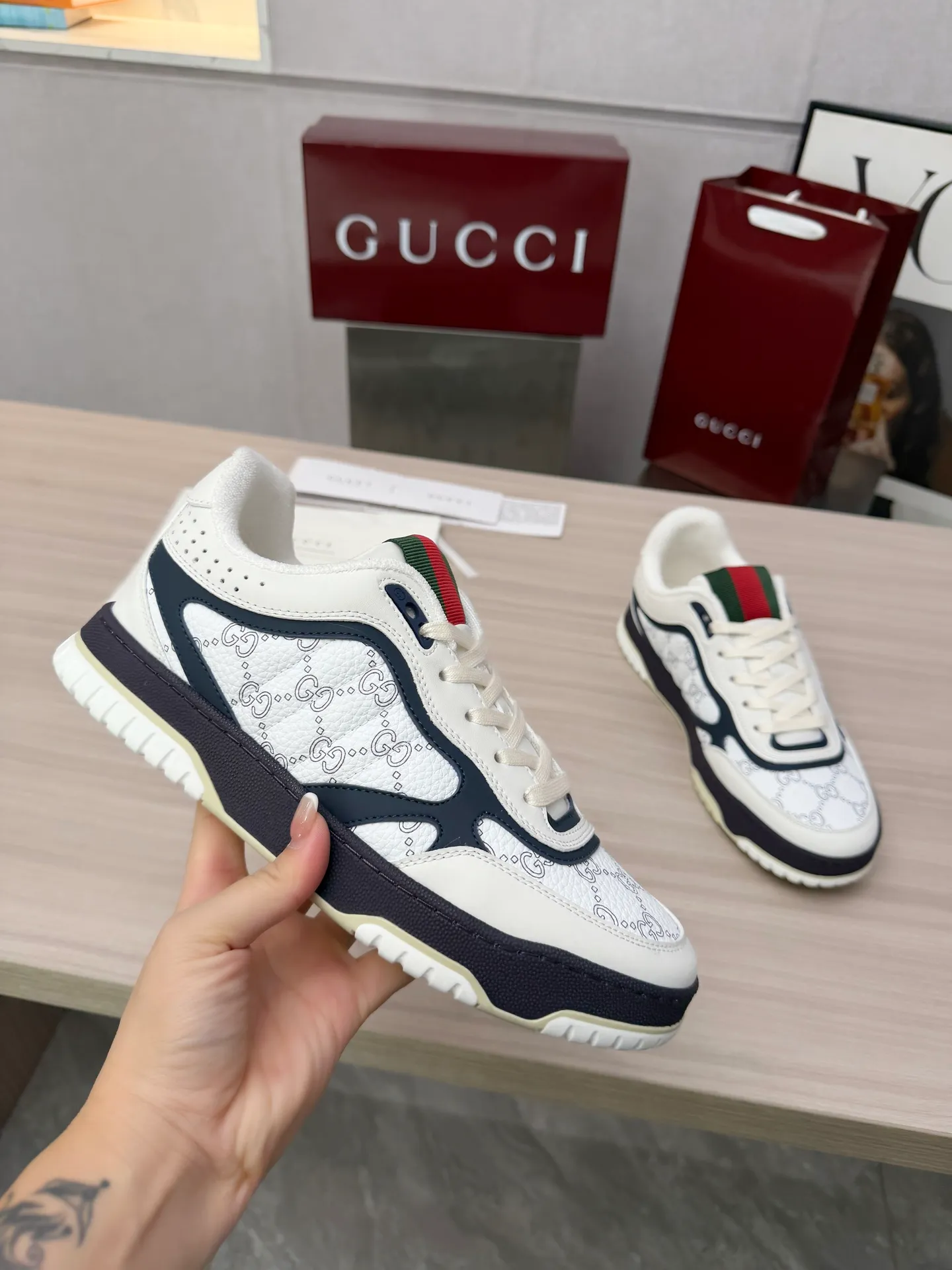 [G Home] P: 600💰 Couple size: Female 35-40. Male 39-44 (45 custom-made) 🆕2025.GUCC Gucci original order quality The latest popular high and low top aged couple sneakers series shipped original purchase development and production, this high and low top sneakers adopt a basketball-style silhouette design, cleverly integrated with hollow panels and distressed effects, showing unique ingenuity. The ingenuity incorporates brand logo details such as interlocking Double G styling accessories and Gucci lettering, a low-key tribute to the brand's design heritage. Exquisite packaging at the delivery counter 🛍📦 ▪️ Fabric: Original customized imported first-layer cowhide ▪️ Inner lining: Imported first-layer cowhide ▪️ Sole: Original molded two-color TPU sole ▪️ Sole thickness: 3cm